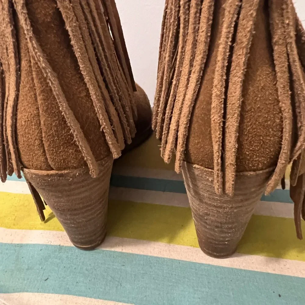 Lucky Brand tan fringed size 7 boots